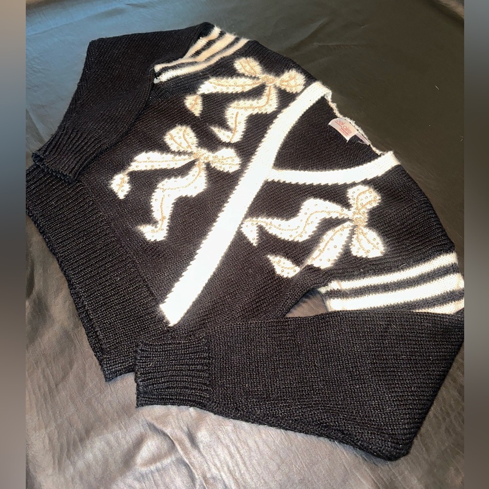 Vintage Knitworks Black and Cream V-Neck Sweater - Picture 13 of 16